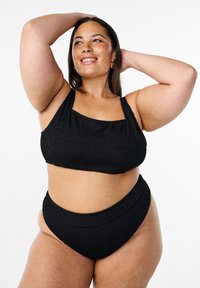 Crni teksturirani bikini set s topom kvadratnog izreza i visokim gaćicama. Sadrži debele naramenice i rebrasti, elastični uzorak tkanine.