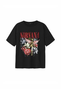 T-shirt en coton noir avec un design graphique représentant le mot "NIRVANA" en rouge, une figure d'ange, des fleurs et un cœur sur le devant.