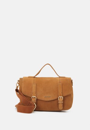 Bruine suède schoudertas met bovenhandvat, gespen aan de voorkant, afneembare schouderriem en klein, ingeslagen merklogo op de voorflap.