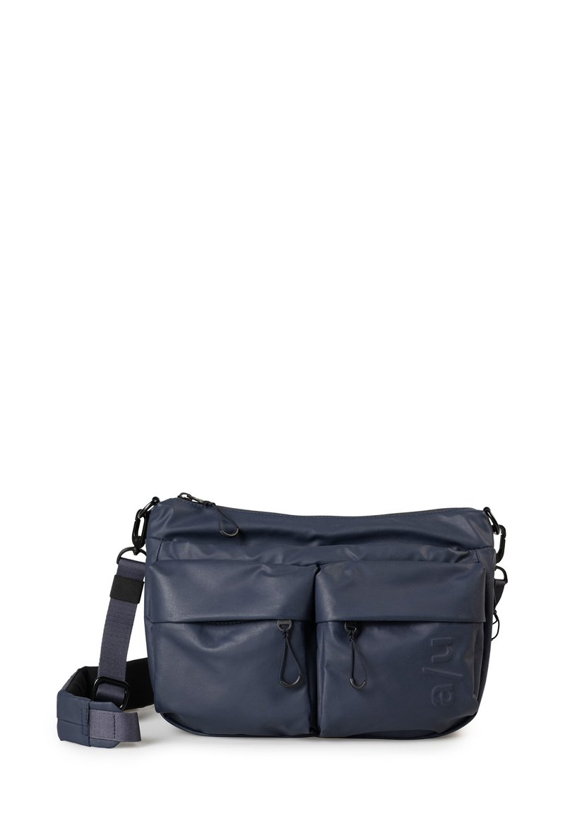 Navyblaue Umhängetasche mit verstellbarem Riemen, zwei vorderen Reißverschlusstaschen und eingeprägtem "awu"-Logo auf der unteren rechten Tasche.