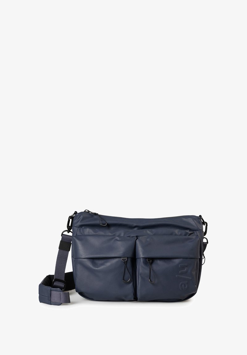 Navyblaue Umhängetasche mit verstellbarem Riemen, zwei vorderen Reißverschlusstaschen und eingeprägtem "awu"-Logo auf der unteren rechten Tasche.
