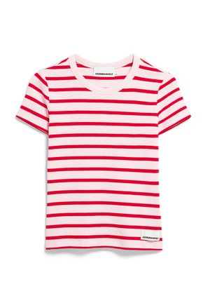 Wit T-shirt met korte mouwen en horizontale rode strepen, met een ronde halslijn, voorzien van "ARMEDANGELS" merklabellen op de kraag en zoom.