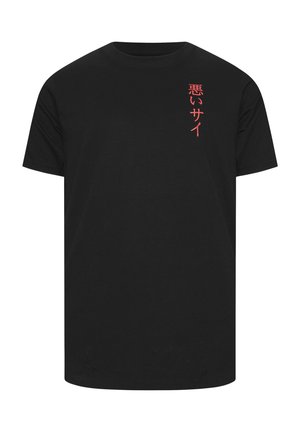 Schwarzes T-Shirt mit kurzen Ärmeln und kleinen roten japanischen Schriftzeichen, die vertikal auf der oberen linken Brust gedruckt sind.