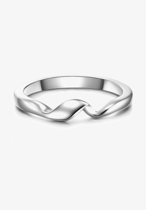 Anneau en argent poli lisse avec un design torsadé subtil au centre, reflétant la lumière sur un fond blanc.
