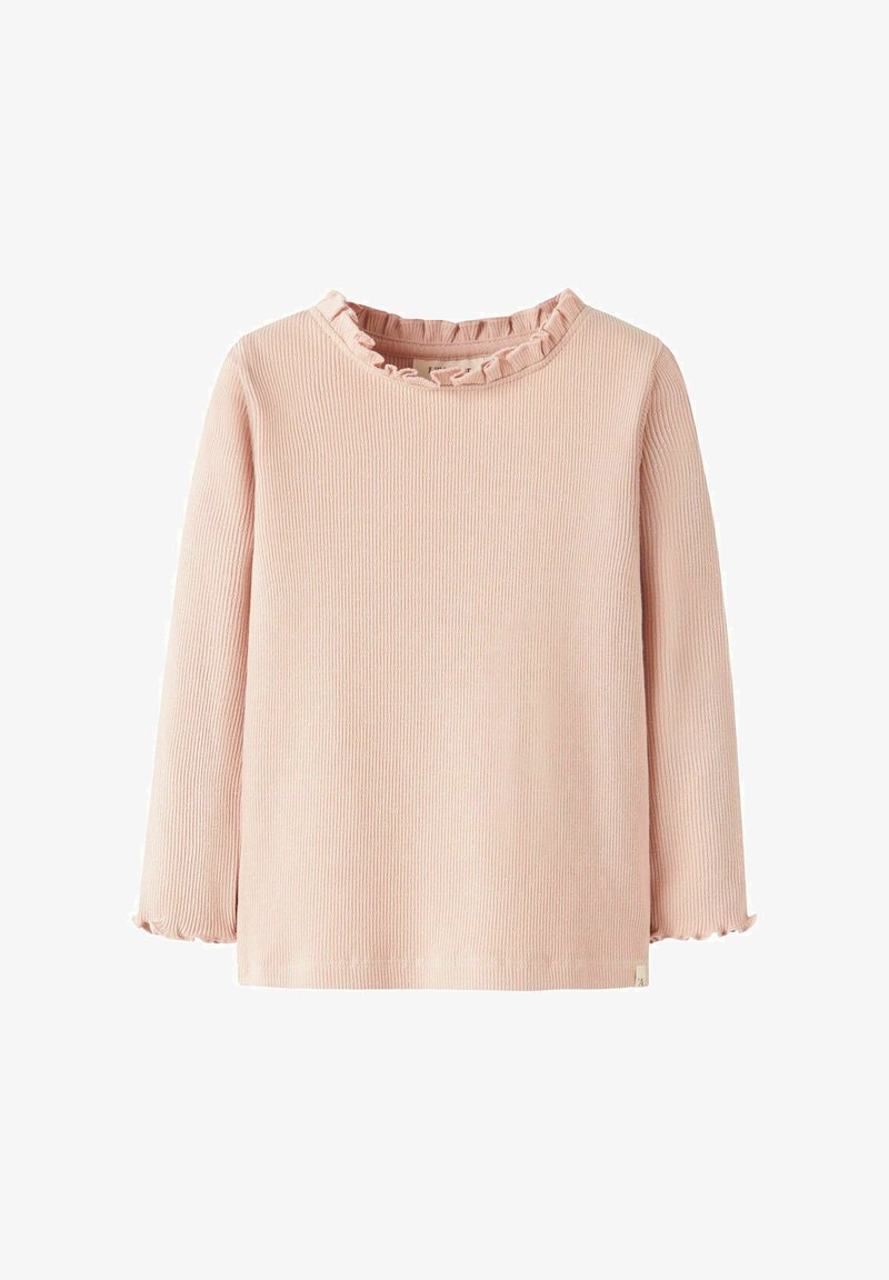Svetlo roza majica z dolgimi rokavi z rebrasto teksturo, okroglo izrezom z valovitim robom in nabrani manšeti. Preprost dizajn brez dodatnih vzorcev.