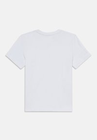 Weißes Baumwoll-T-Shirt mit kurzen Ärmeln und Rundhalsausschnitt. Glatte Textur ohne Muster oder Akzente, die ein einfaches, klassisches Design präsentiert.