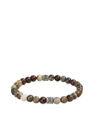 Pulsera redonda de cuentas de piedra multicolor con dos cuentas cuadradas de plata con grabado de calavera y huesos cruzados.