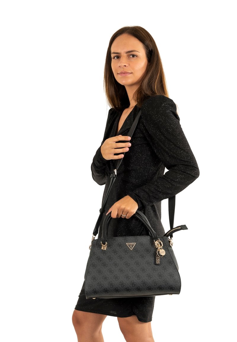 Borsa a mano in ecopelle nera con motivo testurizzato, hardware in tono oro, manici doppi e una tracolla staccabile. Include un accento a forma di portachiavi.