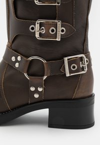 Steve Madden BATTLE - Cowboy és motoros csizmák - brown