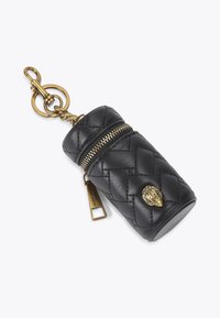 Czarny skórzany etui na klucze z pikowanym wzorem, złotymi akcentami, okrągłym klipsem i bocznym zamkiem błyskawicznym. Zawiera dekoracyjny emblemat.