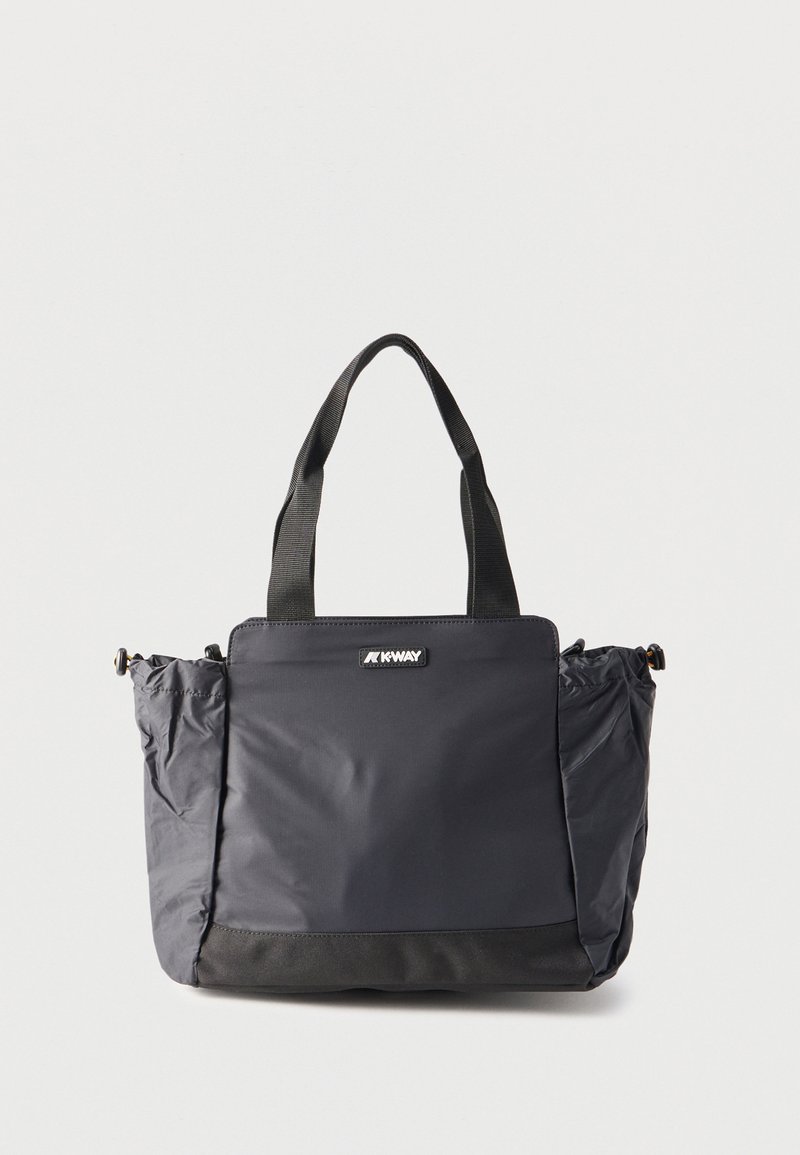 Μαύρη ορθογώνια τσάντα τύπου tote με δύο χερούλια, πλαϊνές τσέπες και μικρό λογότυπο K-Way στο κέντρο της εμπρός πλευράς.