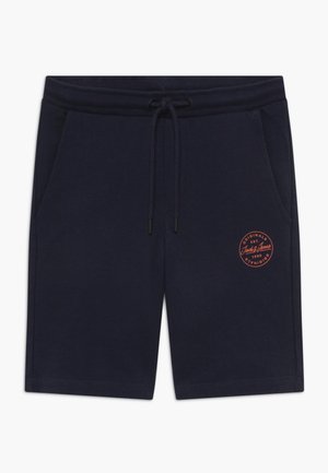 Granatowe, codzienne szorty z regulowanym sznurkiem w talii i bocznymi kieszeniami, z czerwonym okrągłym logo "Jack & Jones Originals" na lewym udzie.