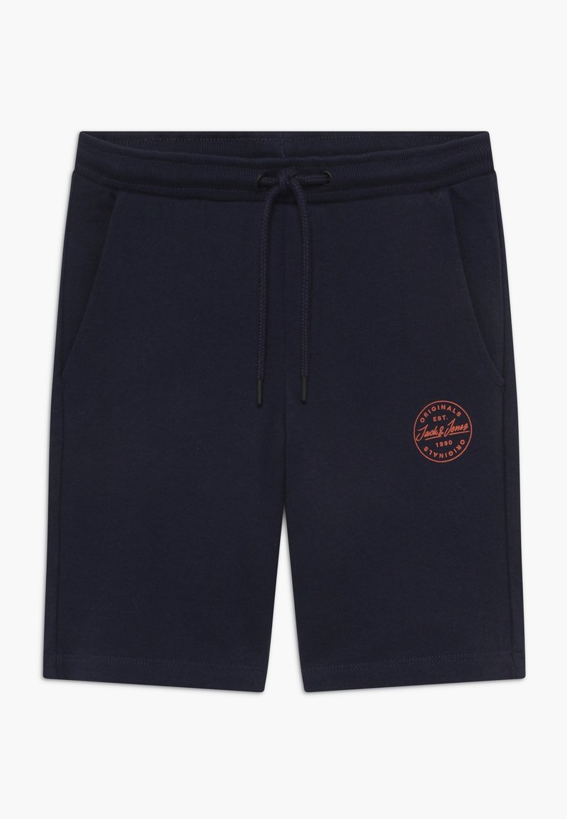 Shorts décontractés bleu marine avec taille ajustable à cordon et poches latérales, avec un logo circulaire rouge « Jack & Jones Originals » sur la cuisse gauche.