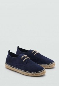 Espadrillas in suede blu navy con suola in juta intrecciata, punta tonda e design con lacci beige. Texture liscia con dettagli minimi.
