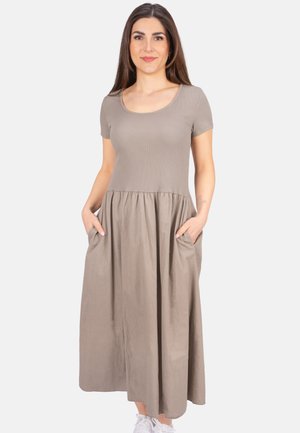 Robe en mélange de coton beige avec des manches courtes, un col rond et une jupe fluide dotée de poches latérales. Texture douce et coupe décontractée.