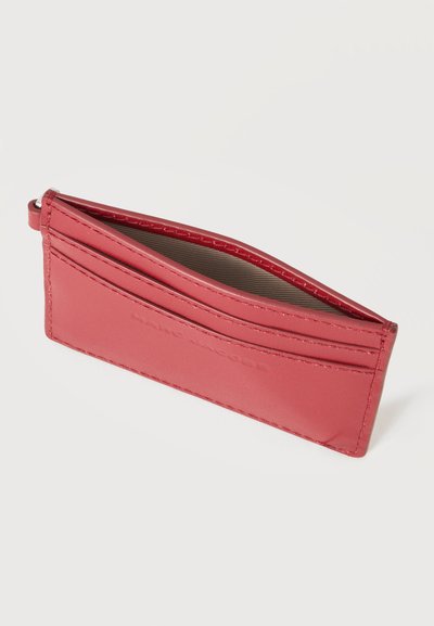 Portefeuille fin en cuir rouge avec plusieurs emplacements pour cartes et un compartiment principal ouvert, présenté sur fond blanc.