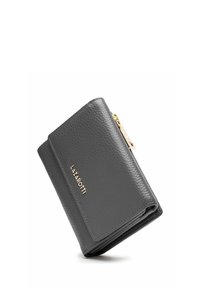 Billetera de cuero gris con un acabado texturizado, que presenta un logo dorado, cierre con cremallera y una forma rectangular compacta.