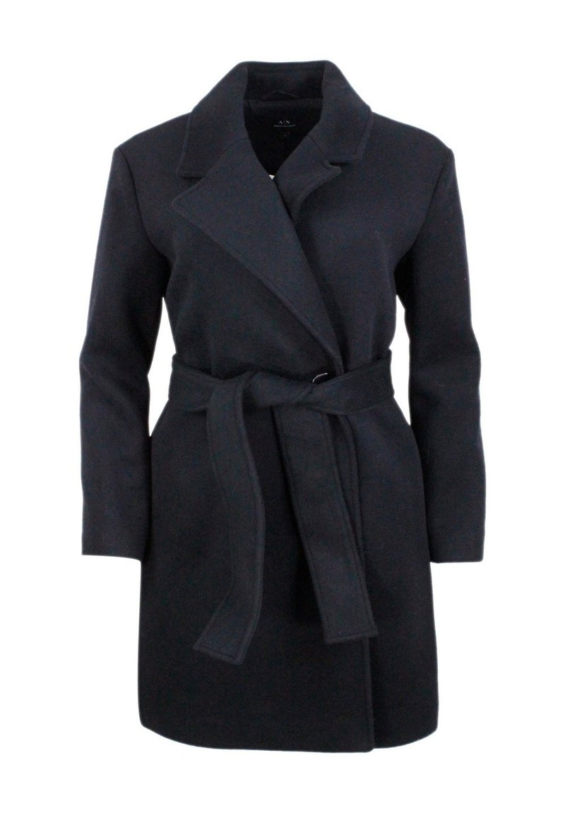 Cappotto in misto lana nero con collo a rever, vita accentuata da una cintura e maniche lunghe. Presenta una chiusura doppiopetto e una texture liscia.