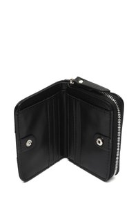 Sort læderpung med lynlåslukning, indvendige kortlommer og trykknap. Sæbe glat tekstur og minimalistisk design med sølvdetaljer.