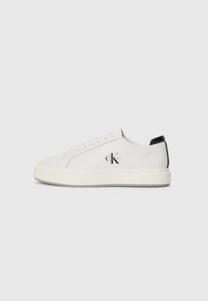 Witte leren sneakers met een ronde neus, platte rubberen zool en zwarte hielaccent. Voorzien van een prominent zwart Calvin Klein-logo aan de zijkant.