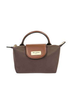 Petit sac à main Ted Lapidus marron avec rabat en cuir, plaque logo dorée, poignée supérieure et fermeture éclair sur fond blanc.