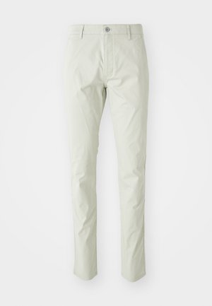 Pantalones de algodón verde claro con un corte ajustado, que cuentan con un cierre frontal de botón, trabillas para el cinturón y bolsillos laterales. Textura suave y diseño a medida.