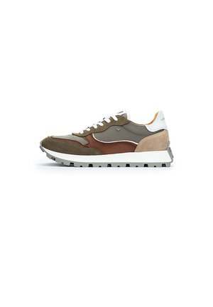 Zapatilla de cordones en verde oliva y ante marrón con acentos blancos. Presenta una parte superior texturizada, paneles en contraste y una suela blanca gruesa.