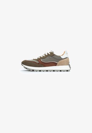 Sneaker stringata in suede verde oliva e marrone con dettagli bianchi. Presenta una tomaia texture, pannelli in contrasto e una suola bianca chunky.