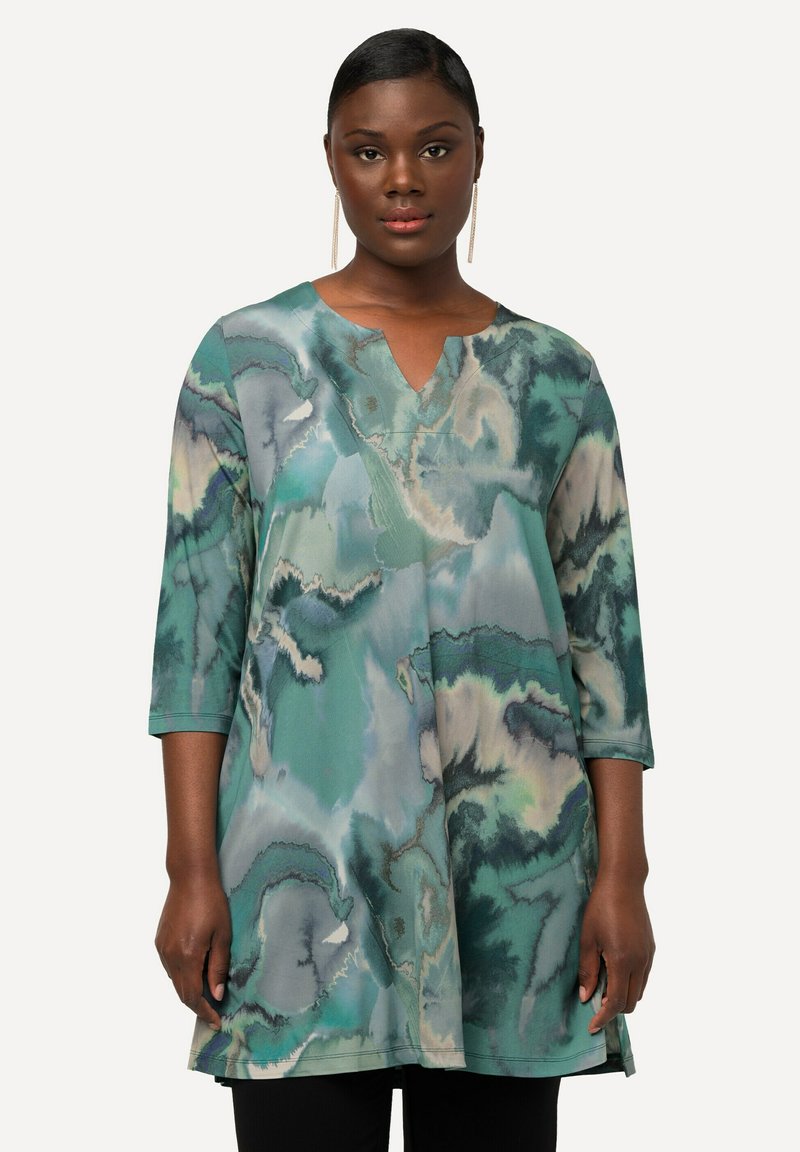 Driekwart mouw tuniek in een multicolore teal- en grijs abstract patroon, met een V-halslijn en zachte, vloeiende stof.