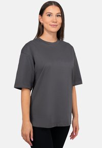 Grijze katoenen t-shirt met korte mouwen, ronde halslijn en een relaxte pasvorm, met minimale stiksels en een gladde textuur.