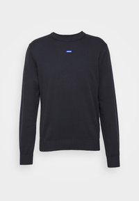 Schwarzer, langärmliger Strickpullover mit gerippten Bündchen und Saum, versehen mit einem kleinen blauen "HUGO"-Logo-Patch in der Mitte der Brust.
