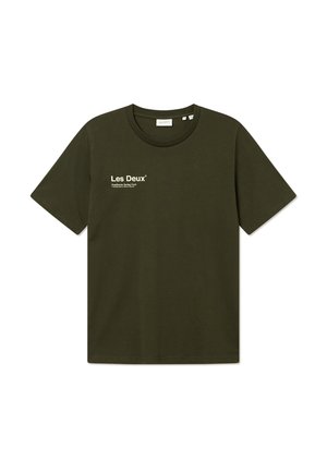 T-shirt de algodão verde-oliva com decote redondo, mangas curtas e um pequeno logo branco no lado esquerdo do peito. Textura suave, corte descontraído.