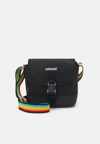 Sac messager noir avec fermeture à rabat et bandoulière réglable, arborant des couleurs arc-en-ciel. Fabriqué en tissu durable, il comprend une boucle en plastique.