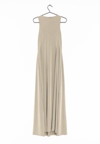 Lång, ärmlös klänning i ett ljusbeige tyg, med en mjuk textur, flödande silhuett och rundad halsringning.