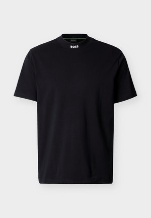 T-shirt noir à manches courtes et col rond avec logo "BOSS" blanc sur le col, présenté sur un fond blanc.