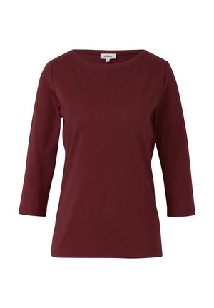Chemise bordeaux à manches longues en coton doux, avec un col rond et une coupe décontractée, dotée d'une texture lisse.