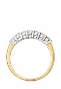 Zelta un sudraba gredzens ar izliekto joslu, kurā ir daudzi caurspīdīgi dārgakmeņi, kas iestatīti sudraba toņos, radot gludu, pulētu virsmu.