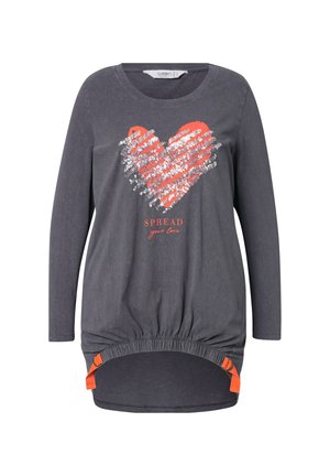 Langarm, donkergrijs shirt met een semi-getailleerd ontwerp, voorzien van een gedrukt rood hart en zilveren accenten, gathered zoom en oranje zijkanten.