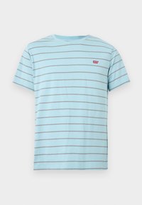 Ανοιχτό μπλε κοντομάνικο t-shirt με λεπτές οριζόντιες γκρι ρίγες. Διαθέτει μικρό κόκκινο λογότυπο Levi's στο στήθος. Κατασκευασμένο από βαμβακερό υλικό.