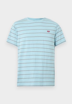 Hellblaues T-Shirt mit kurzen Ärmeln und dünnen horizontalen grauen Streifen. Mit kleinem rotem Levi's-Logo auf der Brust. Aus Baumwollmaterial.
