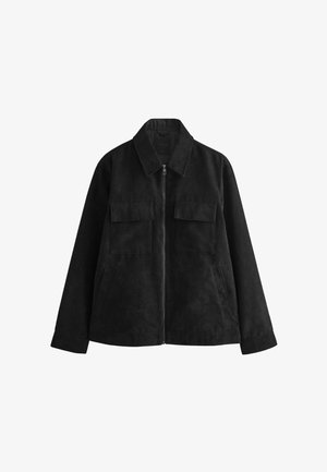 Schwarze Wildlederjacke mit Reißverschluss vorne, spitzem Kragen, zwei Brusttaschen, Seitentaschen und langen Ärmeln. Weicher Stoff, taillierter Schnitt.