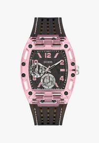 Reloj transparente rosa con caja rectangular, esfera negra, grandes marcadores numéricos y una correa de goma marrón con recortes. Presenta dos subesferas.