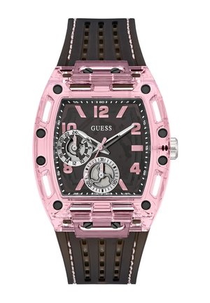 Montre transparente rose avec un boîtier rectangulaire, un cadran noir, de grands marqueurs numériques et un bracelet en caoutchouc brun avec des découpes. Deux sous-cadrans présents.