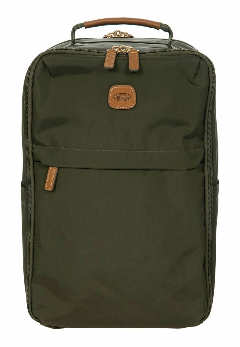 Zaino in nylon verde oliva con manico e dettagli in pelle beige. Presenta una tasca anteriore con zipper e un'etichetta in pelle con logo.