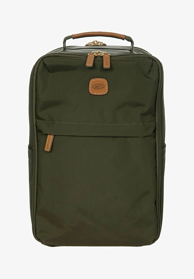Zaino in nylon verde oliva con manico e dettagli in pelle beige. Presenta una tasca anteriore con zipper e un'etichetta in pelle con logo.