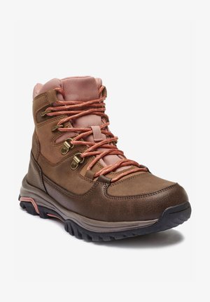 Brauner Wanderschuh mit einem strukturierten Leder- und Obermaterial aus Stoff. Er hat pinke Akzente, Metallösen und eine robuste schwarze Gummisohle.