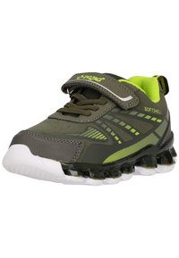 Baskets de sport vertes et grises avec une sangle Velcro, surface texturée et semelle intermédiaire blanche. Présente une semelle extérieure noire rembourrée avec des picots.