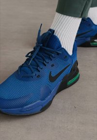 Nike Performance AIR MAX ALPHA TRAINER 5 - Trening copati - court blue/black/green strike