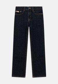 Jeans de mezclilla azul oscuro con un diseño de pierna recta, costuras en contraste de color naranja, cierre con botón metálico y una pequeña etiqueta de marca en el bolsillo trasero.
