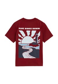 Crvena pamučna majica s grafičkim printom zalaska sunca, svjetionika i vijugave ceste u plavoj i sivoj boji. Tekst glasi "BLUE RIDGE DENIM."